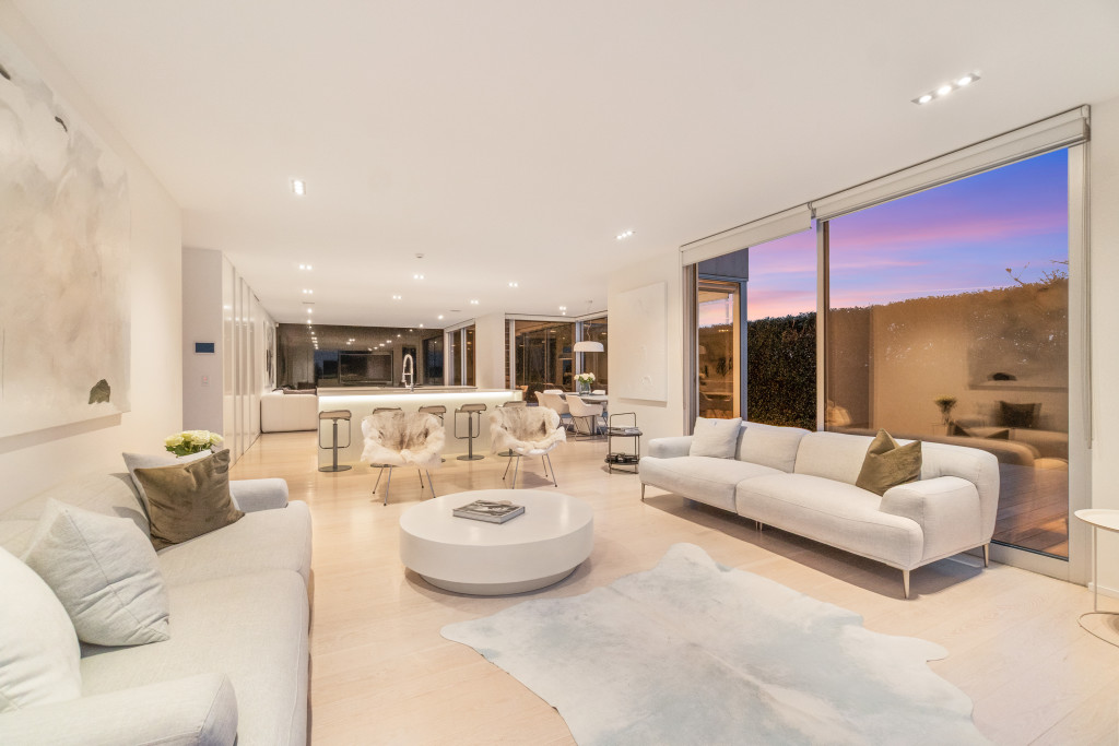 Summit Manor luxury accommodation Auckland exterior with landscaped pool area